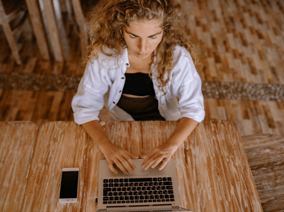 Bild von Frau mit Laptop
