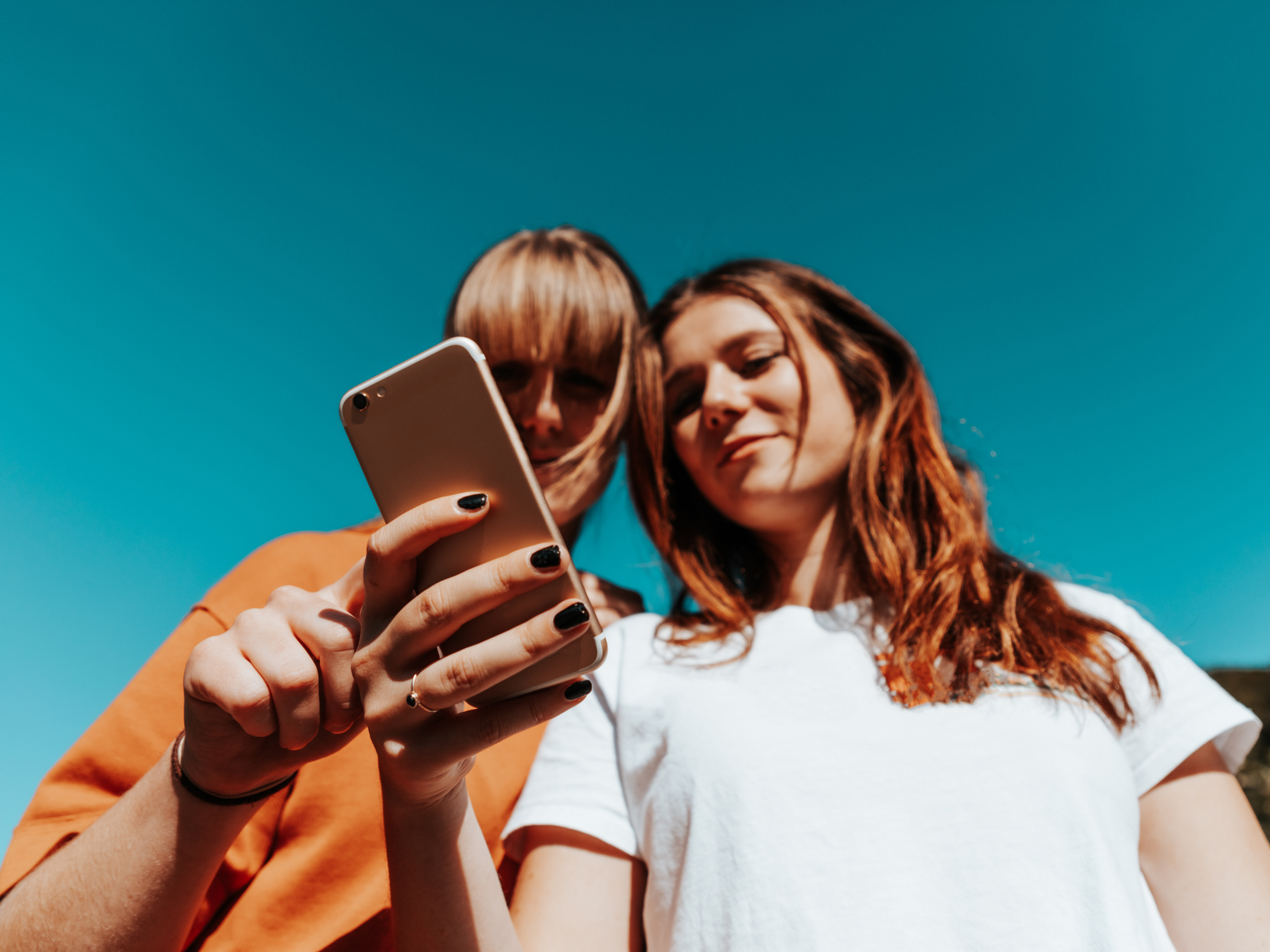 Zwei Frauen schauen auf ein Smartphone
