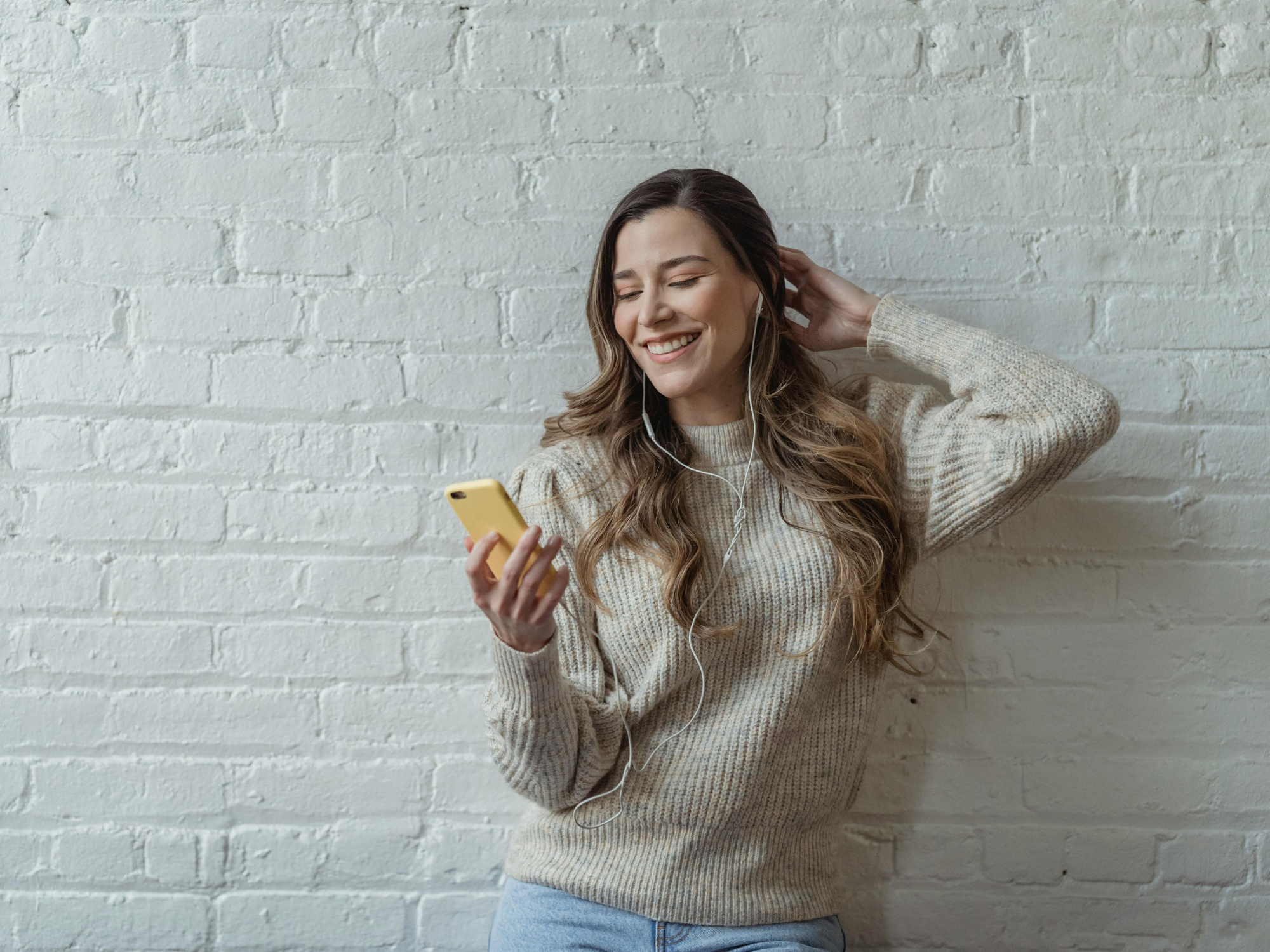 Frau mit Smartphone in der Hand 