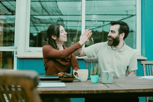 Bild: 2 Menschen High Five
