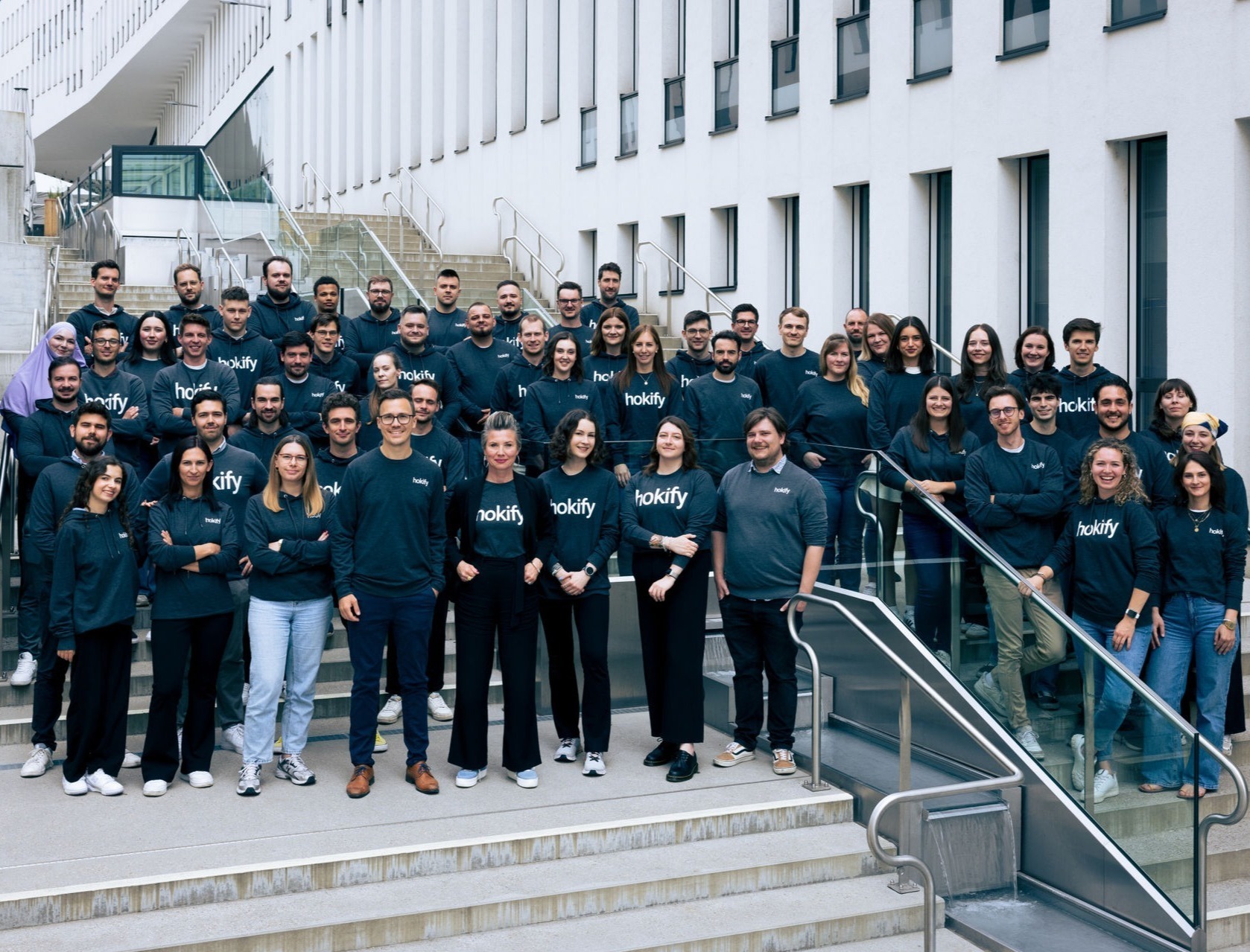 hokify Teamfoto_hokify Merch_Webauflösung (1)-1
